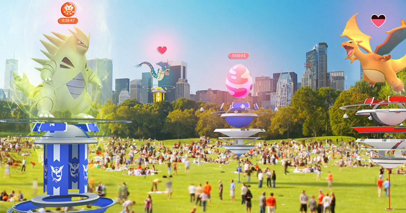 「ポケモンGO」が持つ最大の魅力は、まるで現実世界にポケモンが存在しており、それを自分の手で捕まえられるかのような感覚を味わえるところにありました。