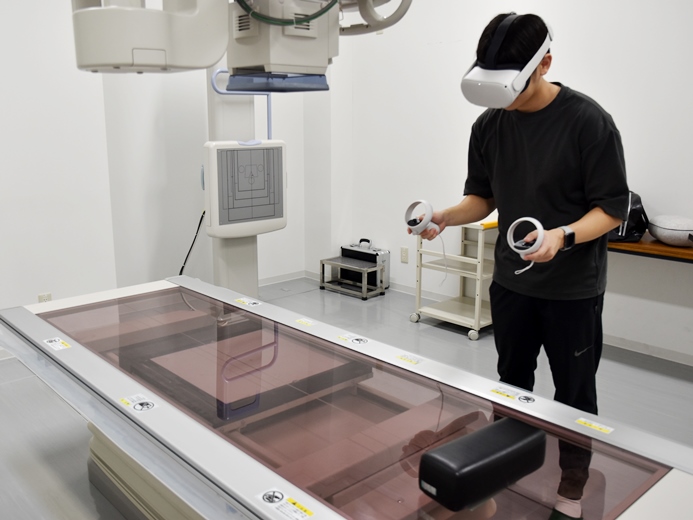 学生がVRトレーニングを体験している様子