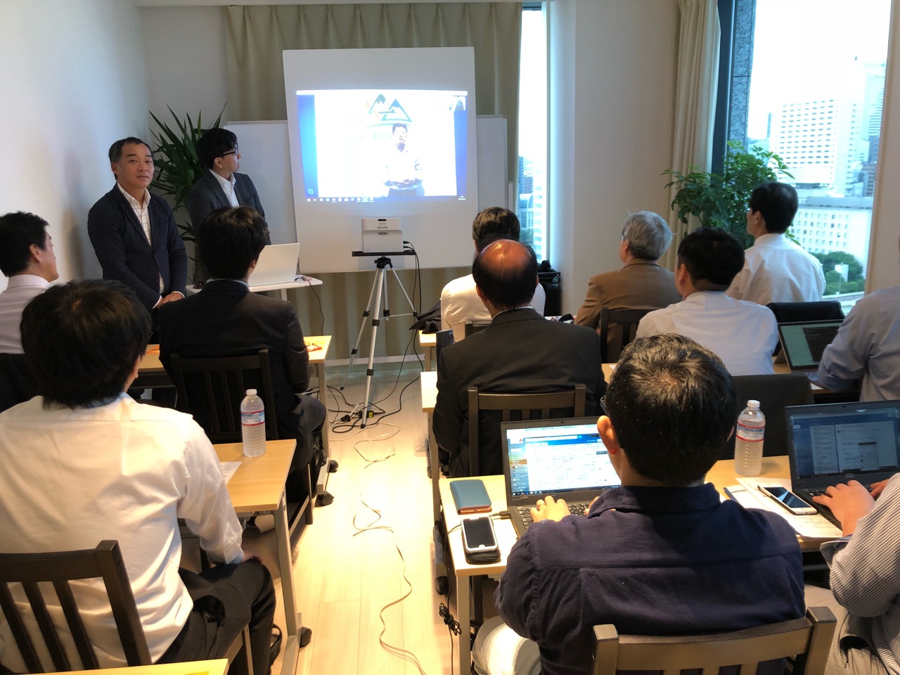 MRを体験できるホロレンズの特徴やビジネスにおける活用例とは？