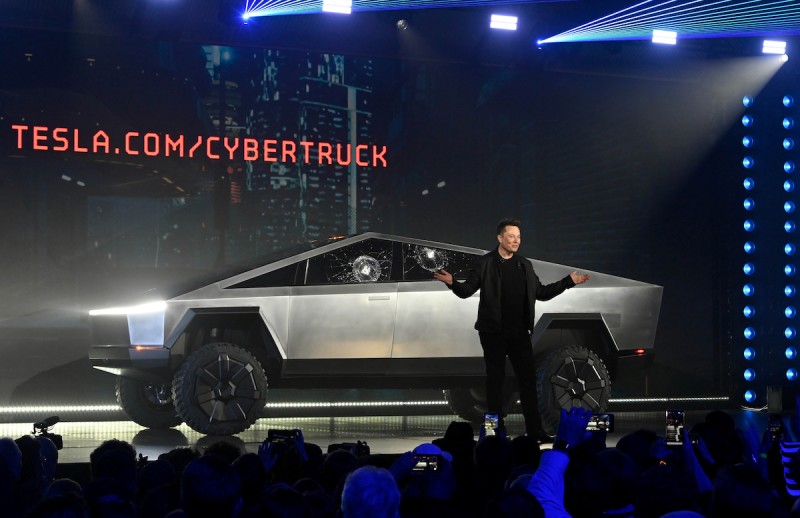 イーロン・マスクは、テスラがサイバートラックの146,000件の注文を受け取ったと言います