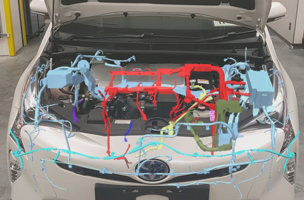 左: 従来の 2D の艤装図、右: 実車に重ね合わせて表示した 3D の艤装図 (Photo: Microsoft News)